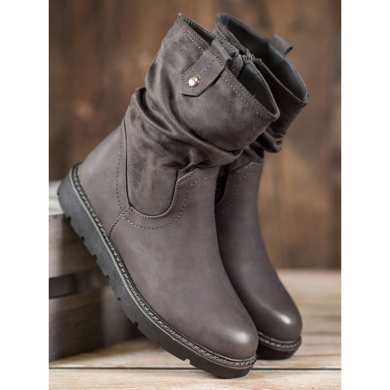 Ideal Shoes Trabalhadores na plataforma cinza 2