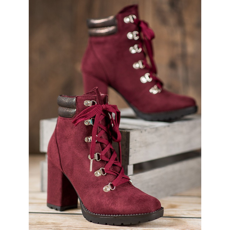 Sweet Shoes Botas amarradas em um poste vermelho 1 Sweet Shoes Botas amarradas em um poste vermelho 1
