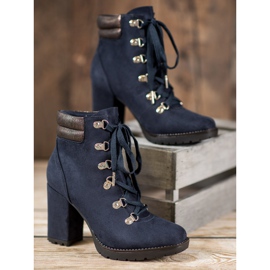 Sweet Shoes Botas amarradas em um poste azul 2