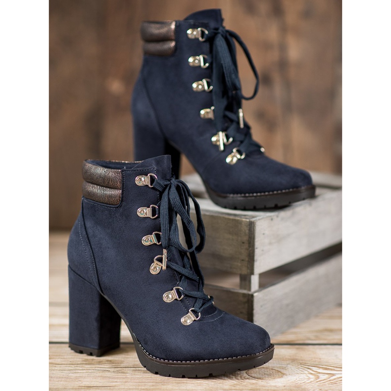 Sweet Shoes Botas amarradas em um poste azul 2