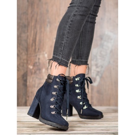 Sweet Shoes Botas amarradas em um poste azul 1