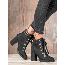Sweet Shoes Botas amarradas em um poste preto 1