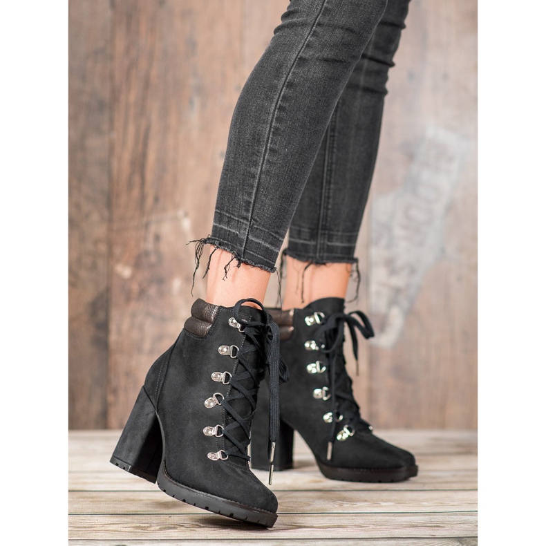 Sweet Shoes Botas amarradas em um poste preto 2