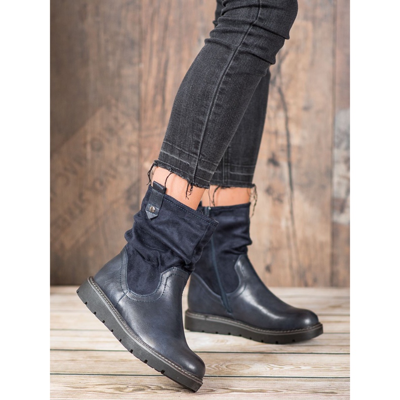 Ideal Shoes Trabalhadores na plataforma azul 1