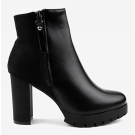 Botas pretas no poste isolado BK-18 preto 2