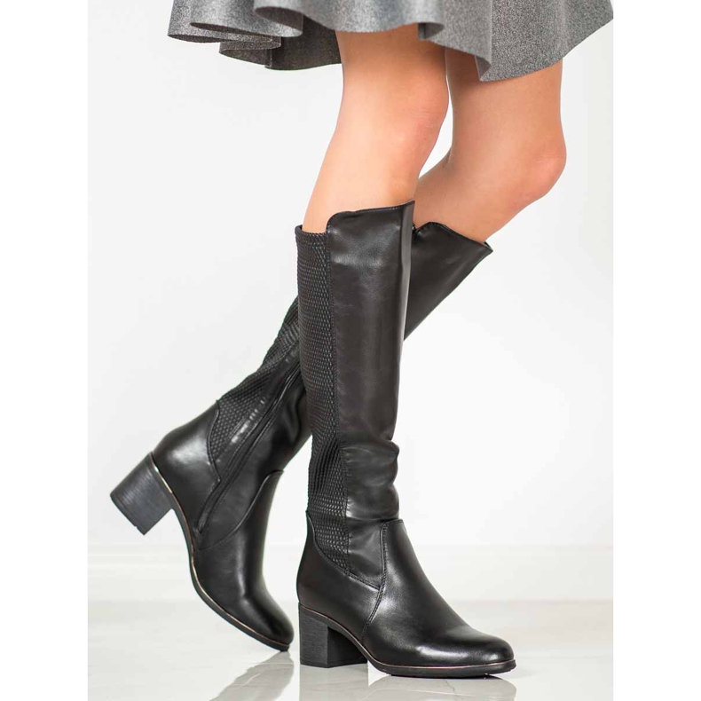 Filippo Botas em um pilar preto 2