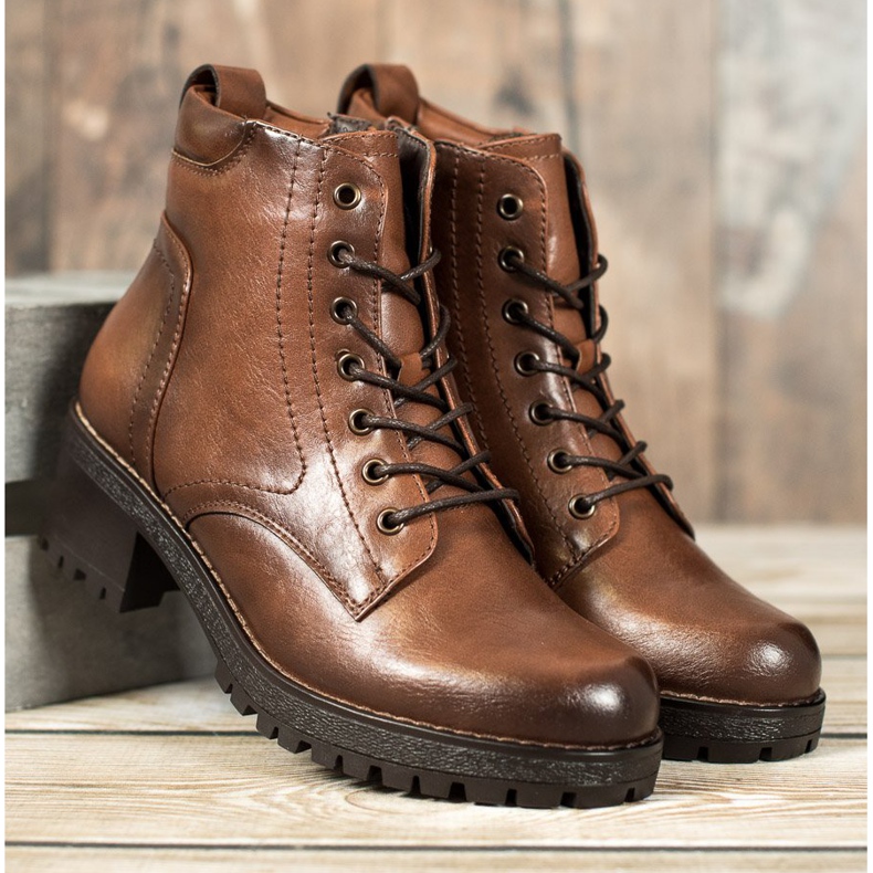 Filippo Caçadores na plataforma marrom 1