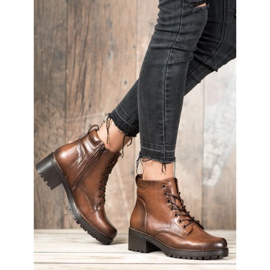 Filippo Caçadores na plataforma castanho 2 Filippo Caçadores na plataforma castanho 2