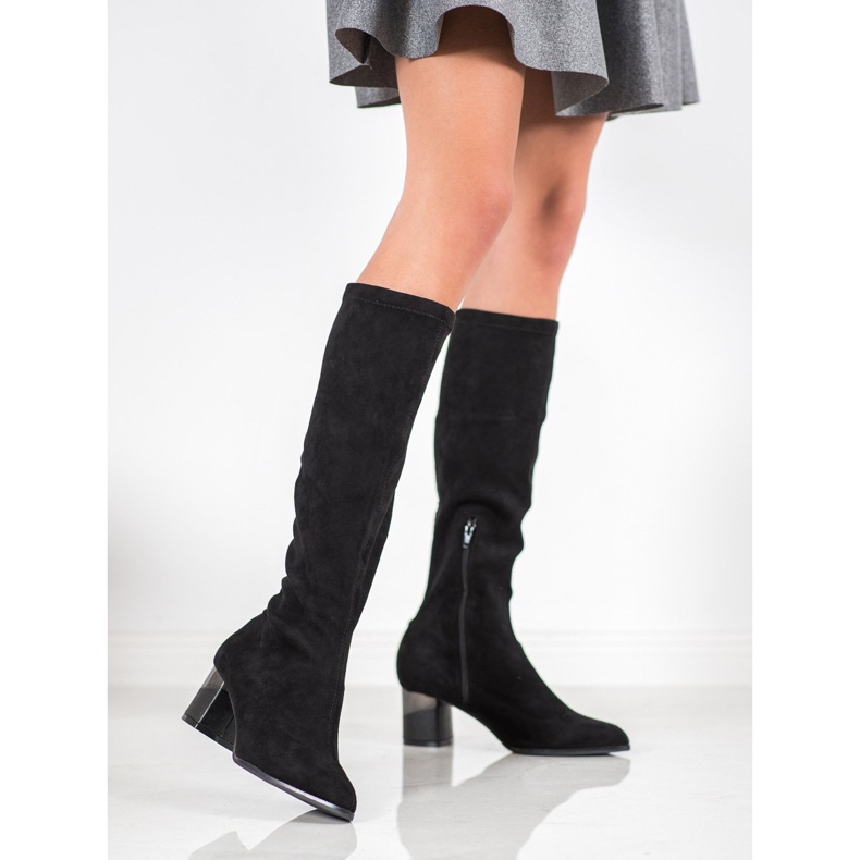 Aclys Botas em um pilar preto 1