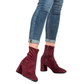 Diamantique Botas cor de vinho no posto vermelho 1