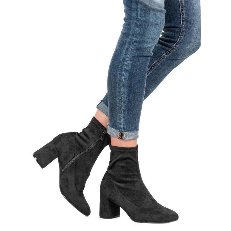 Diamantique Botas pretas em um poste preto 2