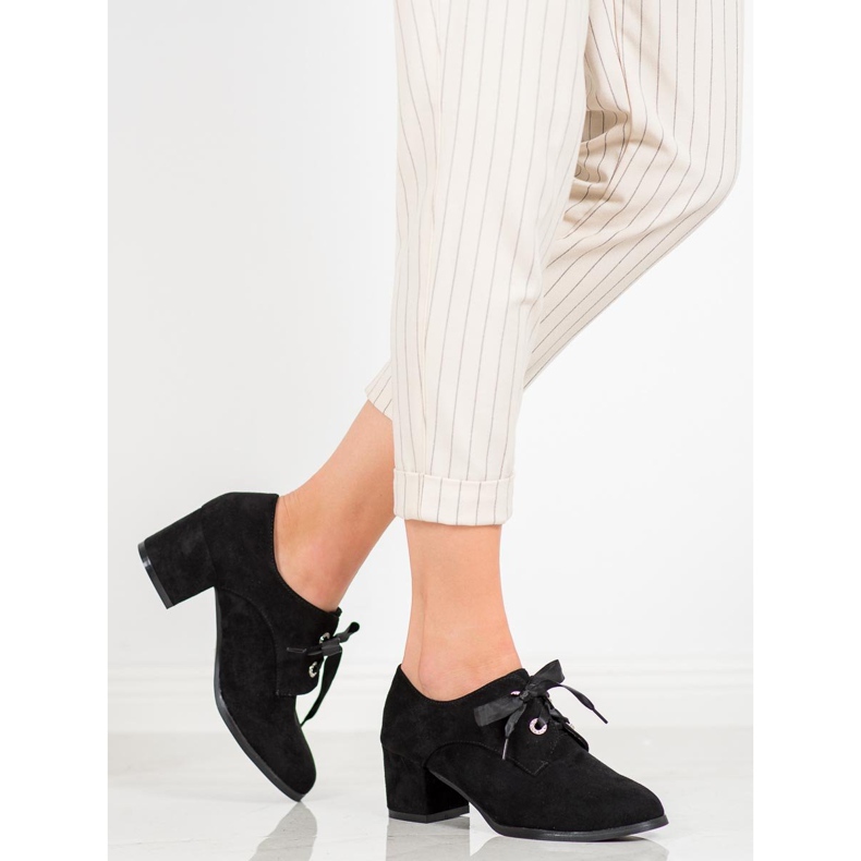 SHELOVET Bombas amarradas em um pilar preto 1