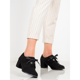 SHELOVET Bombas amarradas em um pilar preto 2