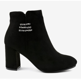 Botas pretas isoladas na coluna 7505-GA preto 2