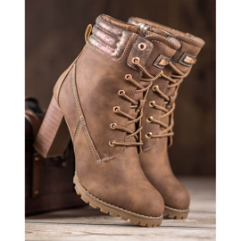 SDS Botas amarradas em um poste marrom 1