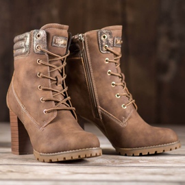 SDS Botas amarradas em um poste marrom 2