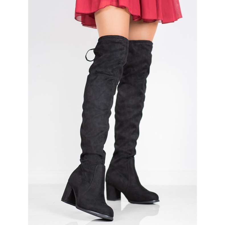 J. Star Botas deslizantes em um poste preto 2