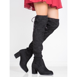 J. Star Botas deslizantes em um poste preto 1