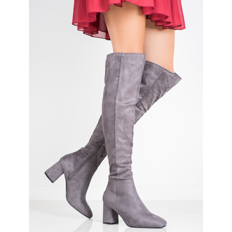 Seastar Botas elegantes em um post cinza 1 Seastar Botas elegantes em um post cinza 1