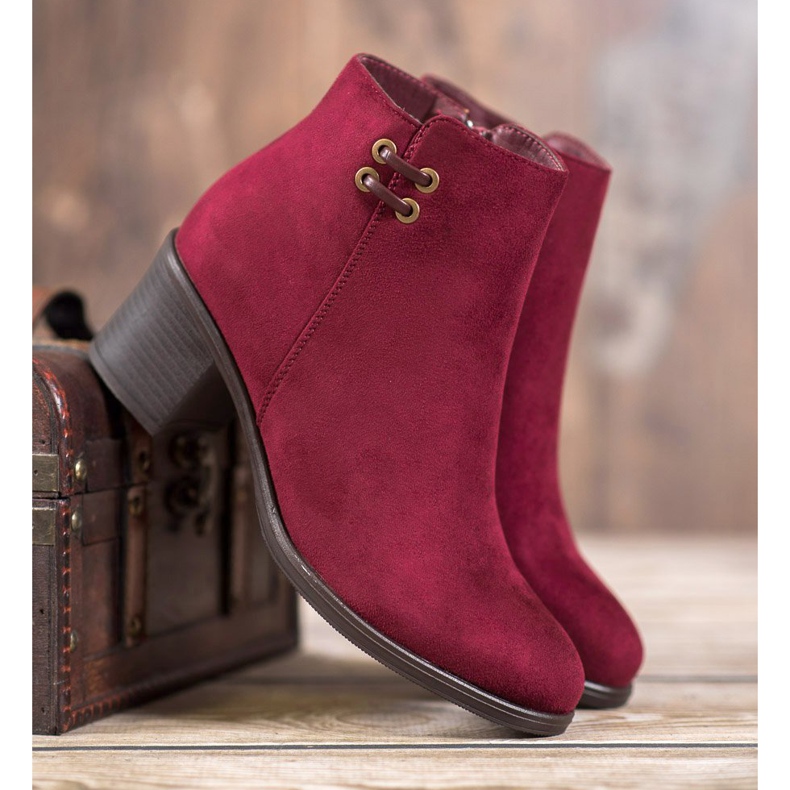 Clowse Botas cor de vinho no posto vermelho 1