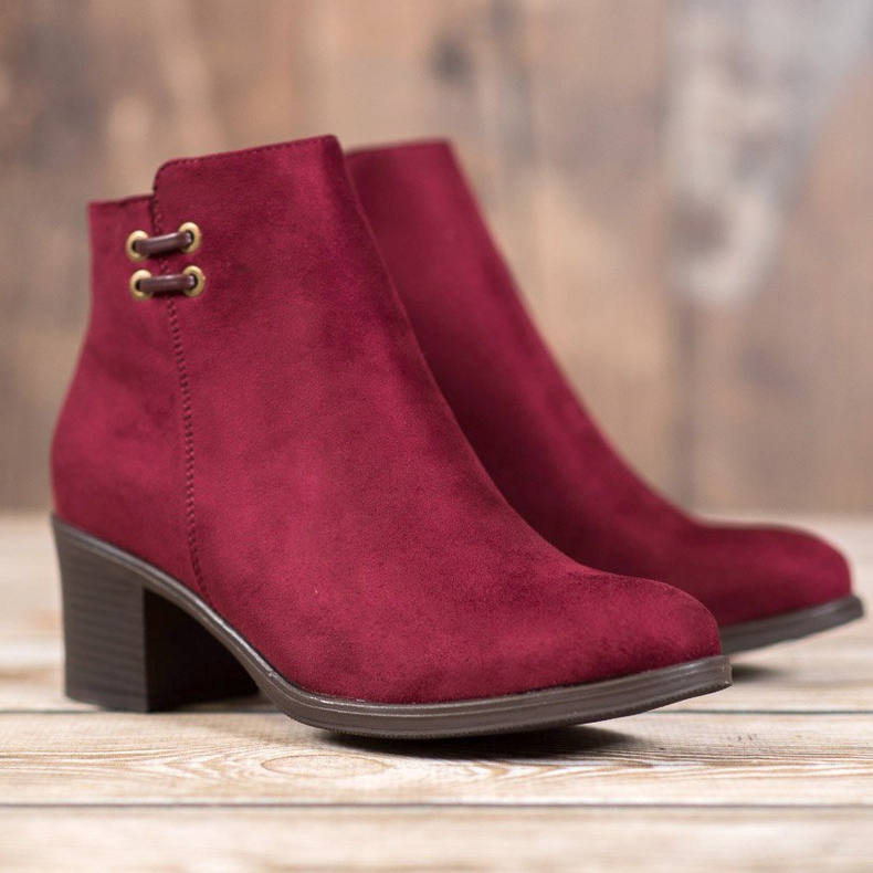 Clowse Botas cor de vinho no posto vermelho 2