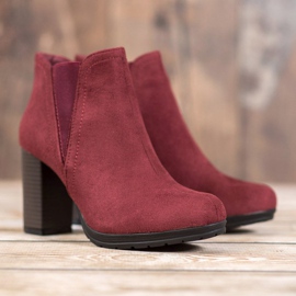 SHELOVET Botas deslizantes em um poste vermelho 1