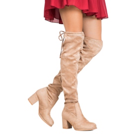 J. Star Botas deslizantes em um poste marrom 1