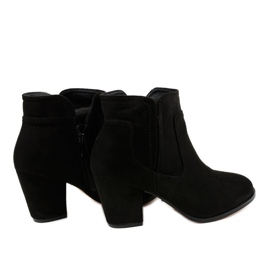 Botas pretas isoladas no poste A8123 preto 2