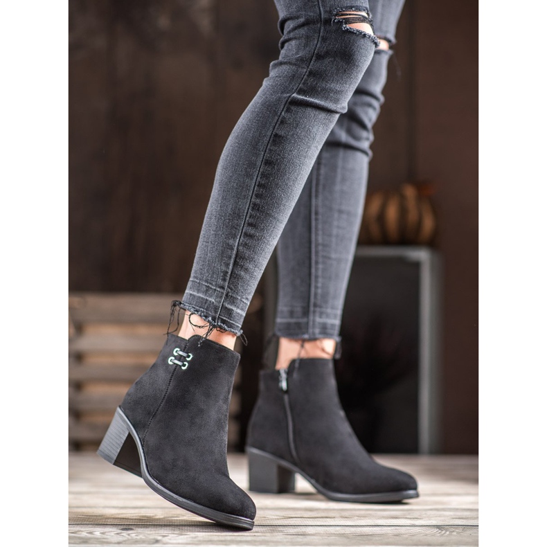 Clowse Botas pretas em um poste preto 2