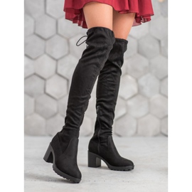 Small Swan Mosqueteiros de camurça em um pilar preto 1