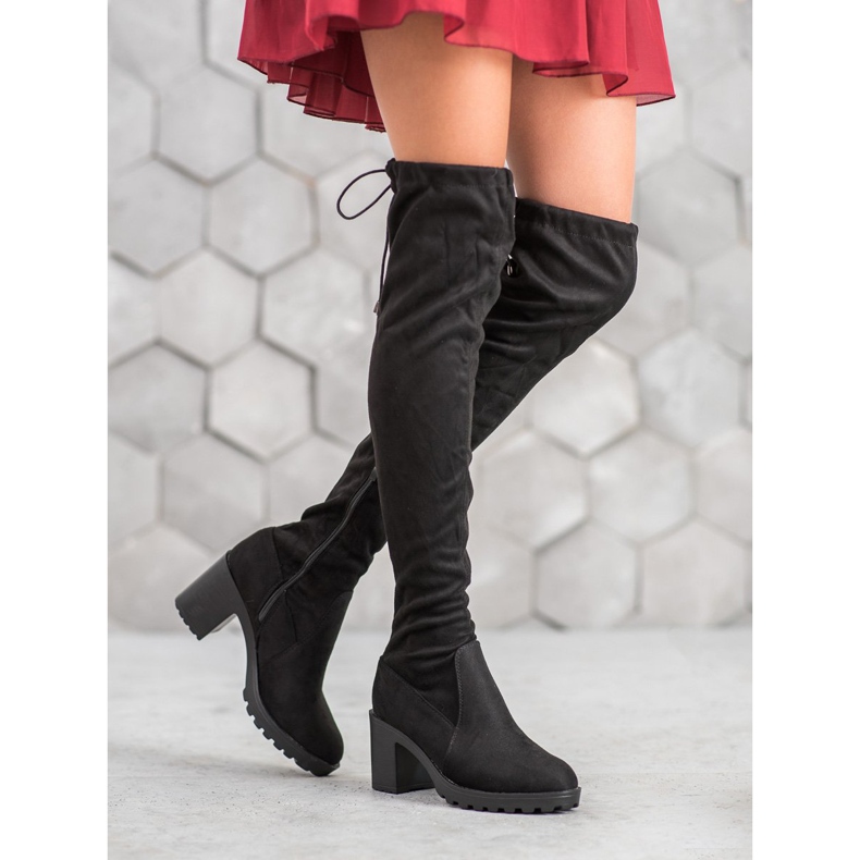 Small Swan Mosqueteiros de camurça em um pilar preto 2