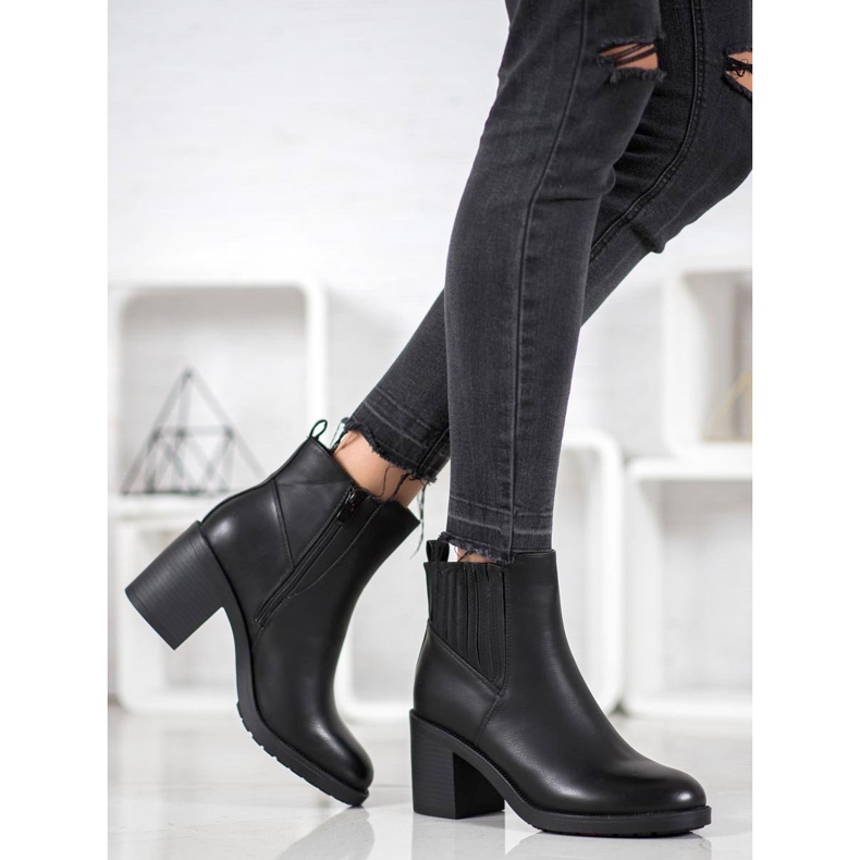 Botas casuais em uma postagem preto 2
