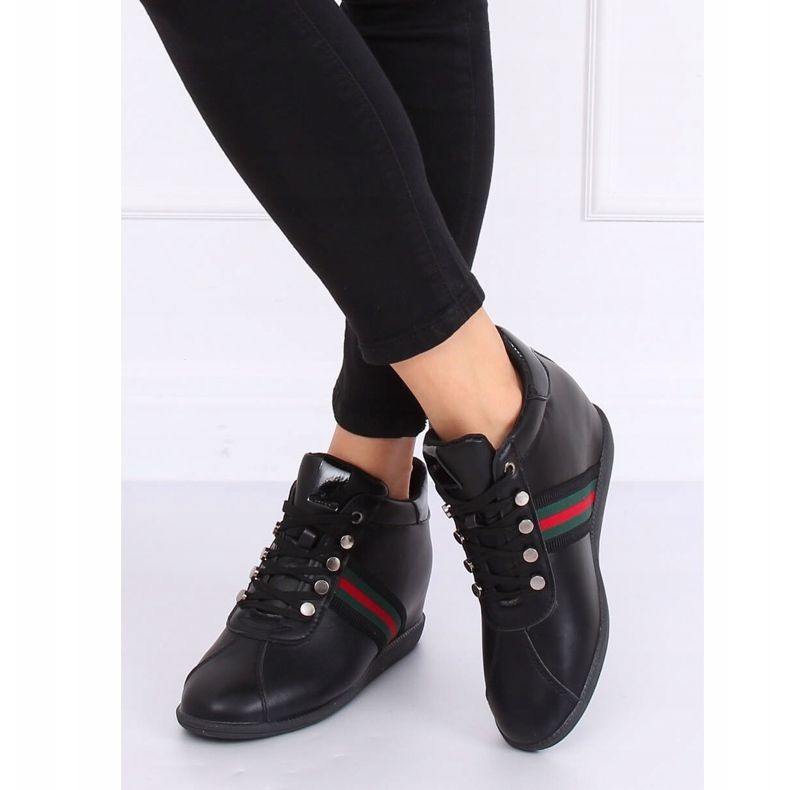 Sapatos pretos em uma cunha escondida K1833909 Negro 2