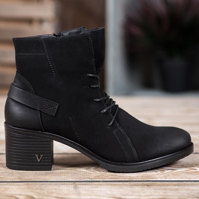 Botas amarradas no poste VINCEZA preto 2