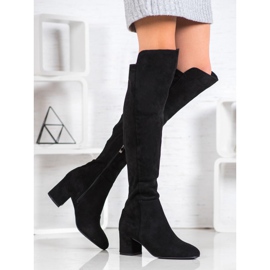 SHELOVET Botas em um pilar preto 1