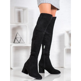 SHELOVET Botas em um pilar preto 2
