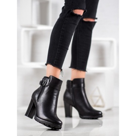 Super Mode Botas elegantes em uma postagem preto 1 Super Mode Botas elegantes em uma postagem preto 1