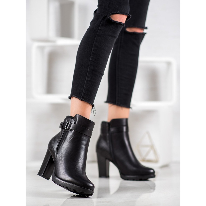 Super Mode Botas elegantes em uma postagem preto 1