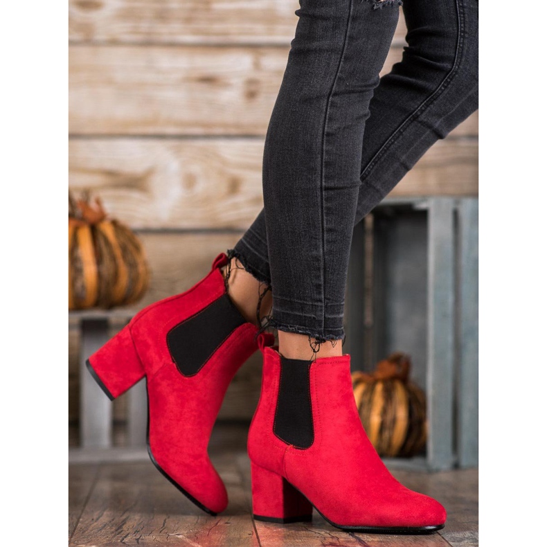 Bestelle Botas deslizantes em um poste vermelho 1