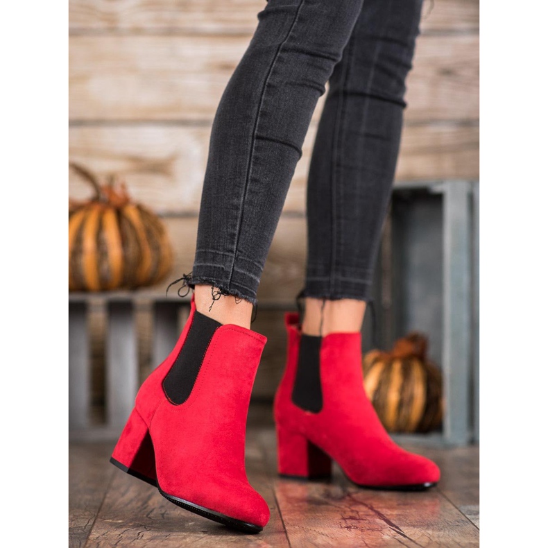 Bestelle Botas deslizantes em um poste vermelho 2
