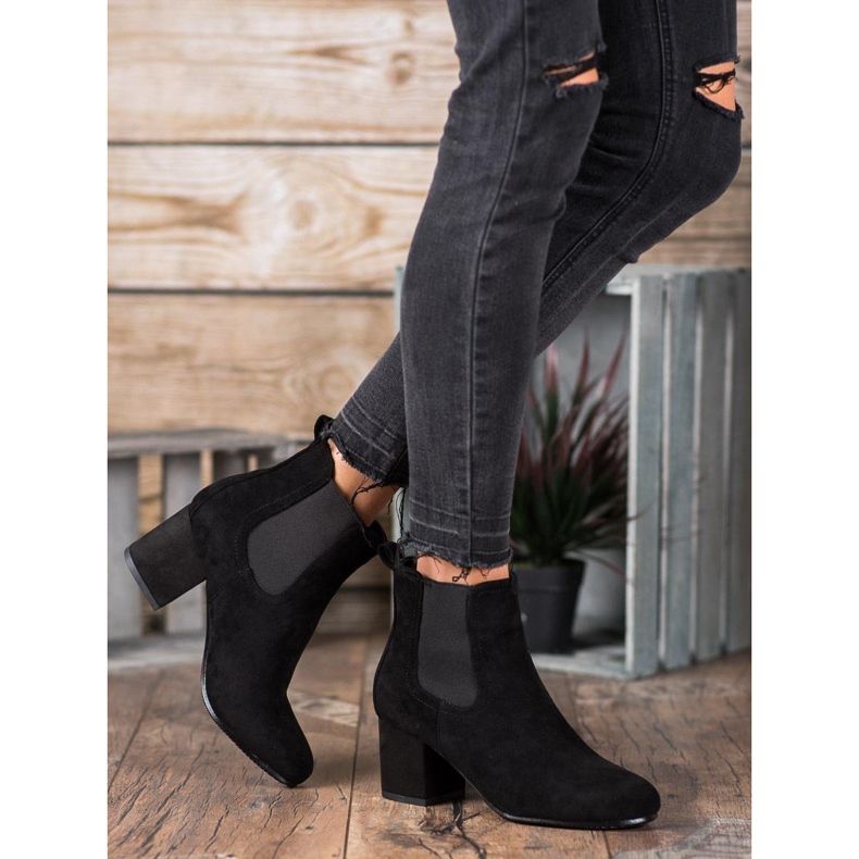Bestelle Botas deslizantes em um poste preto 1