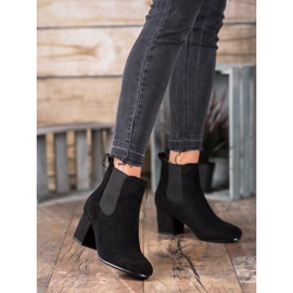 Bestelle Botas deslizantes em um poste preto 2