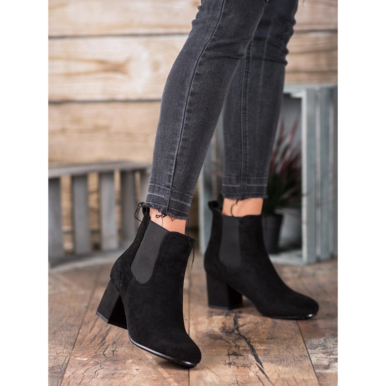 Bestelle Botas deslizantes em um poste preto 2