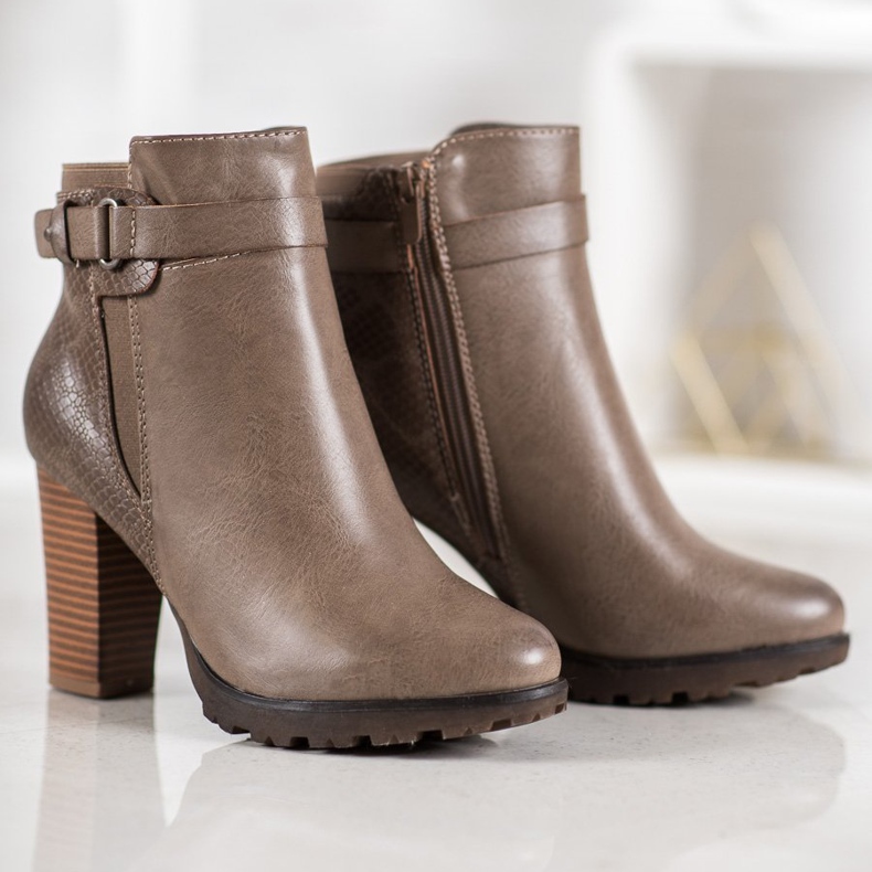 Super Mode Botas elegantes em uma postagem marrom 1