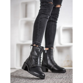 SHELOVET Botas pretas em um poste preto 1