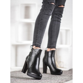 Kayla Botas em uma postagem preto 1