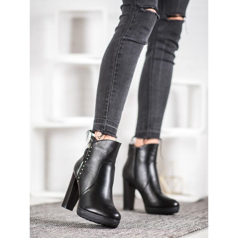 Kayla Botas em uma postagem preto 1