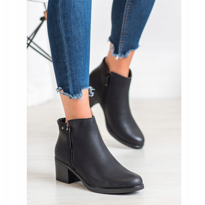 Botas pretas em um poste preto 2