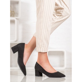 Fama Bombas em um pilar preto 1