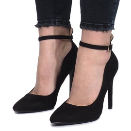 Sapatos pretos em um salto do céu 2